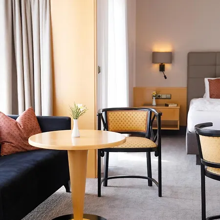 Отель Weinlandhof 4*