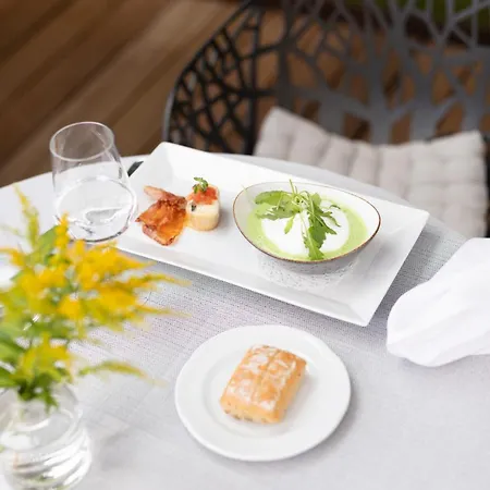 Отель Weinlandhof 4*