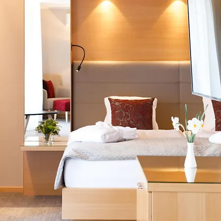 Отель Weinlandhof 4*