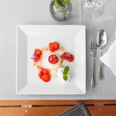 Отель Weinlandhof 4*